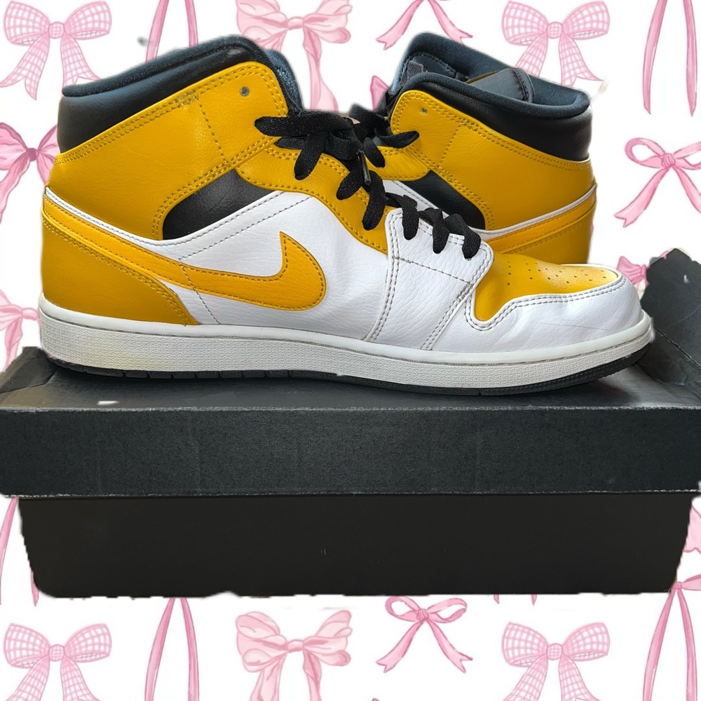 Brand: Air Jordan 1 Mid
Color: Gold, black & white
Condition: Slightly used.